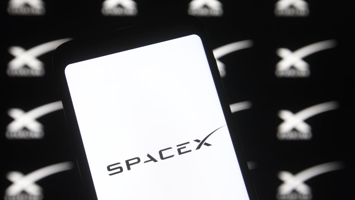 SpaceX haksız işten çıkarma suçlamalarına yanıt veriyor, gözlemcinin anayasaya aykırı olduğunu söylüyor