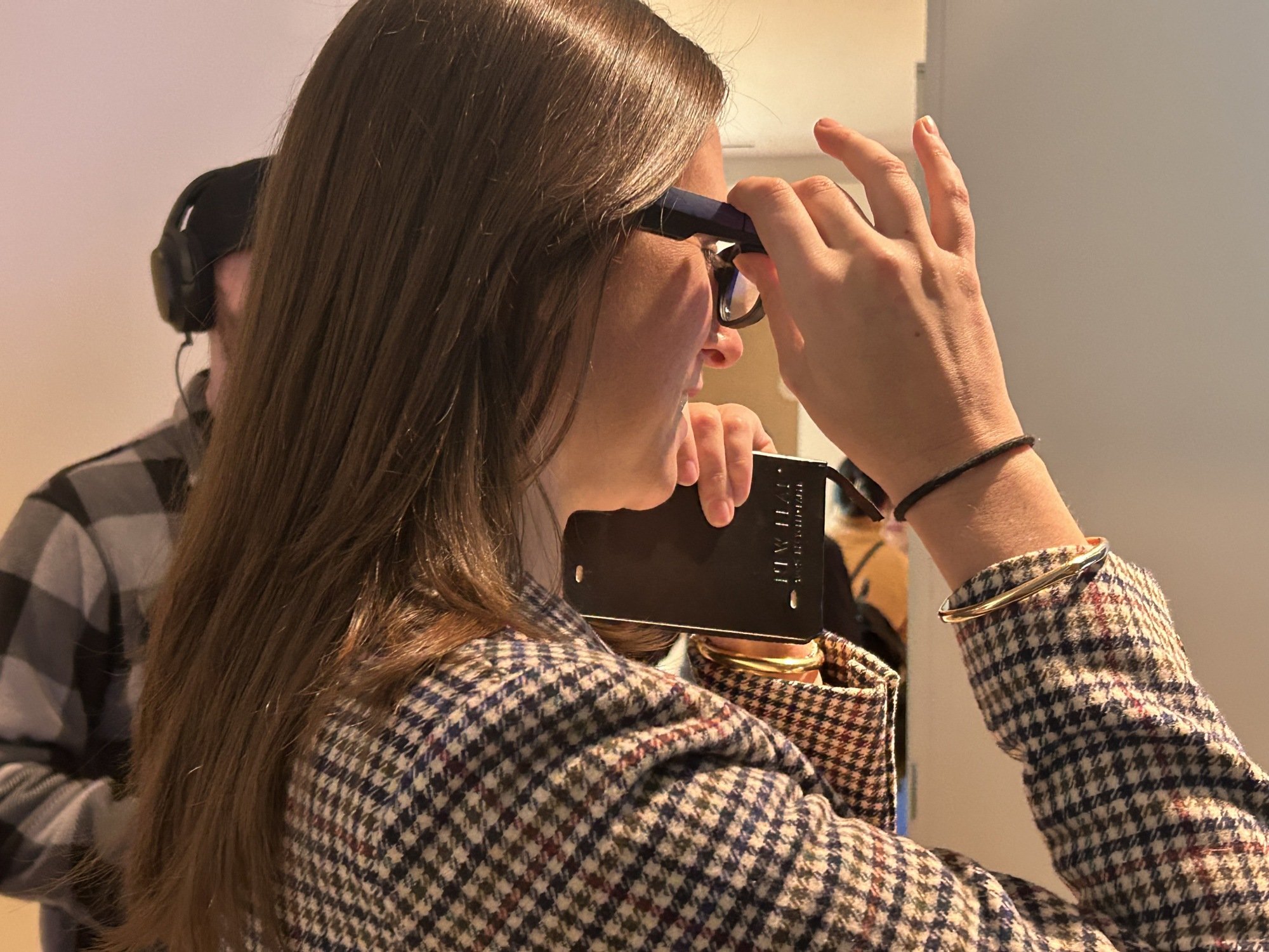 Mashable'dan Cecily Mauran, TCL RayNeo X2 Lite gözlüklerini test ediyor