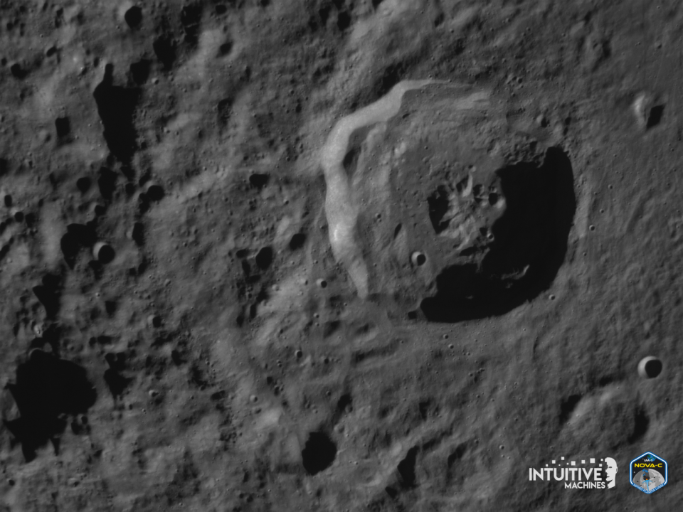 Odysseus'un yörüngeden görüldüğü şekliyle Ay'ın kuzey ekvatoral dağlık bölgelerindeki Bel'kovich K krateri