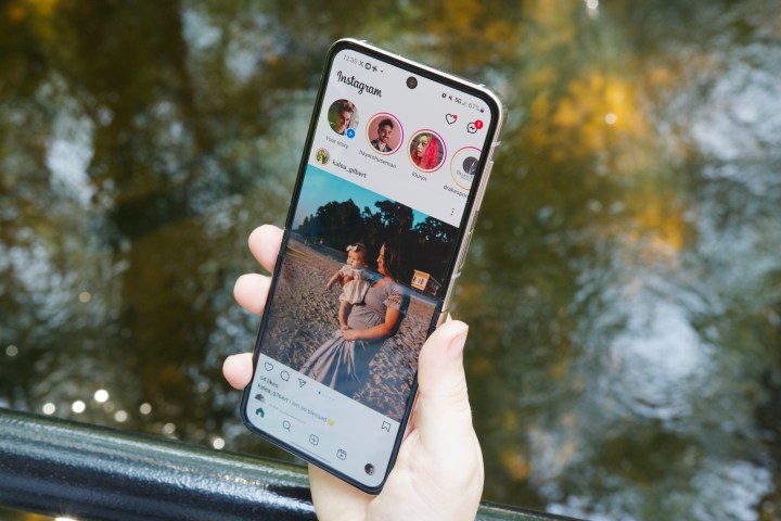 Samsung Galaxy Z Flip 5'te çalışan Instagram uygulaması.