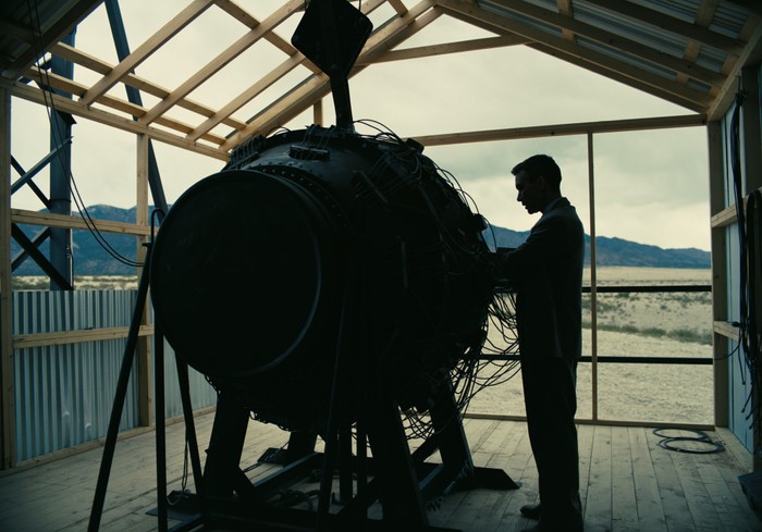 Cillian Murphy, Christopher Nolan'ın yazdığı, yapımcılığını ve yönetmenliğini yaptığı OPPENHEIMER'da J. Robert Oppenheimer'ı canlandırıyor.