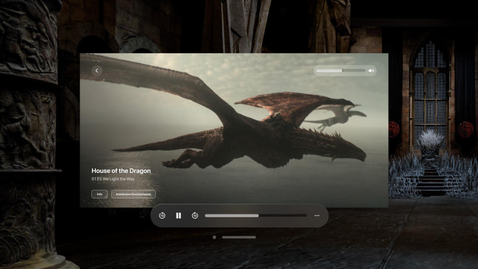 VisionOS'taki Max uygulamasının görüntüsü.  Ortada Ejderha Evi'ni gösteren bir ekran, arka planda ise Demir Taht odası yer alıyor.