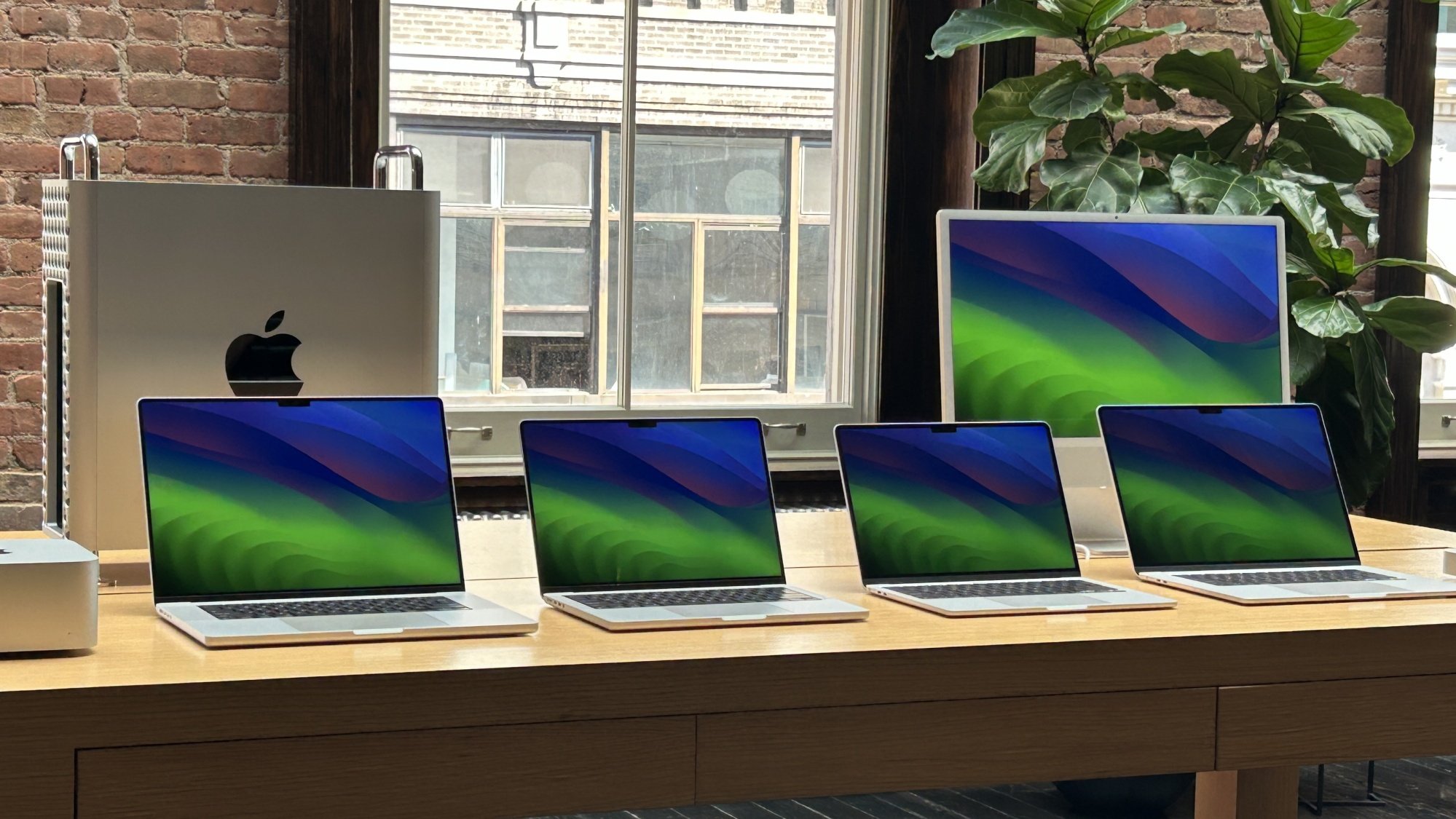 15 inç ve 13 inç M3 MacBook Air modelleri masada